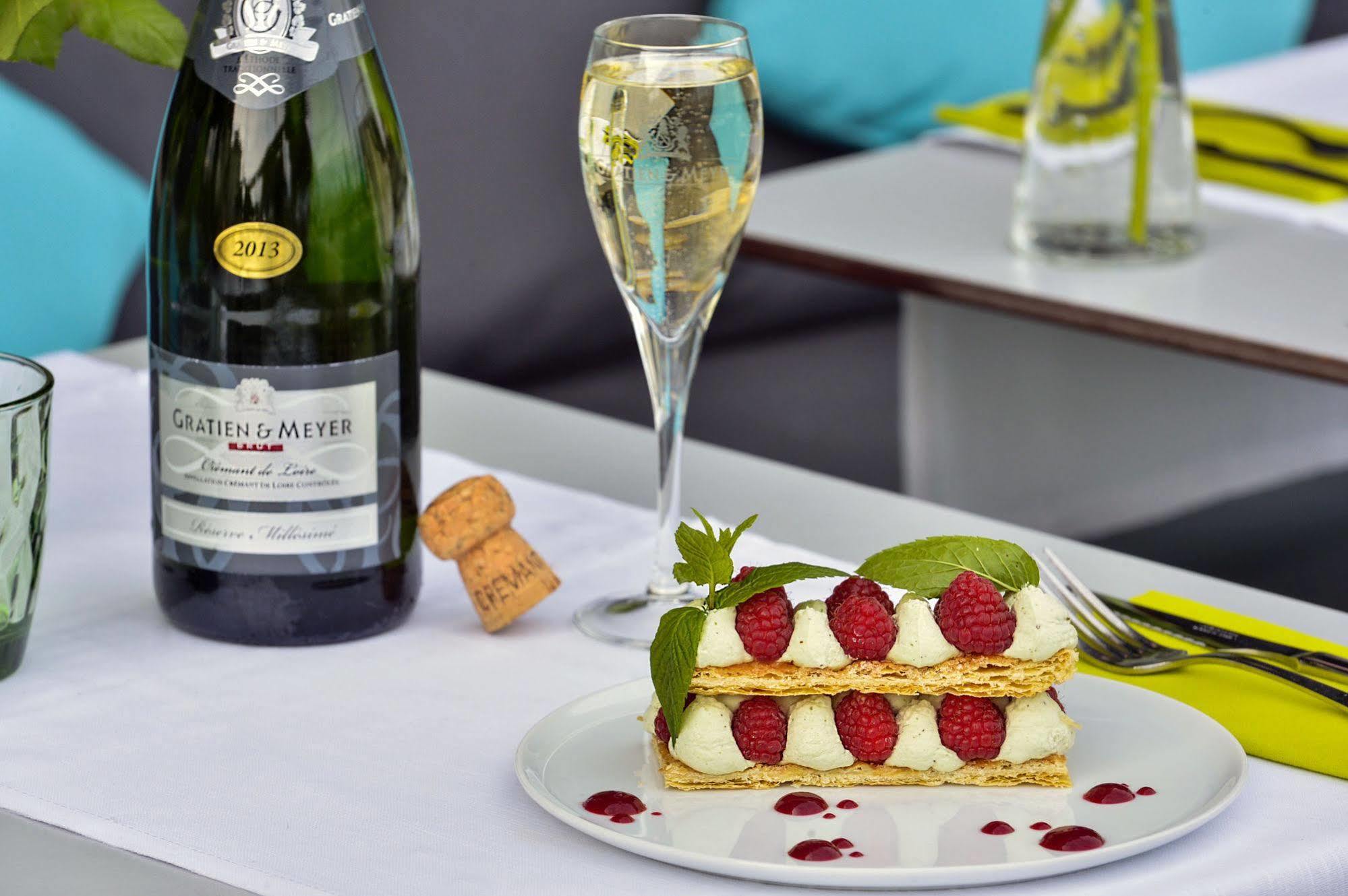 Cristal Hotel Restaurant - Logis Hotels Saumur Bagian luar foto