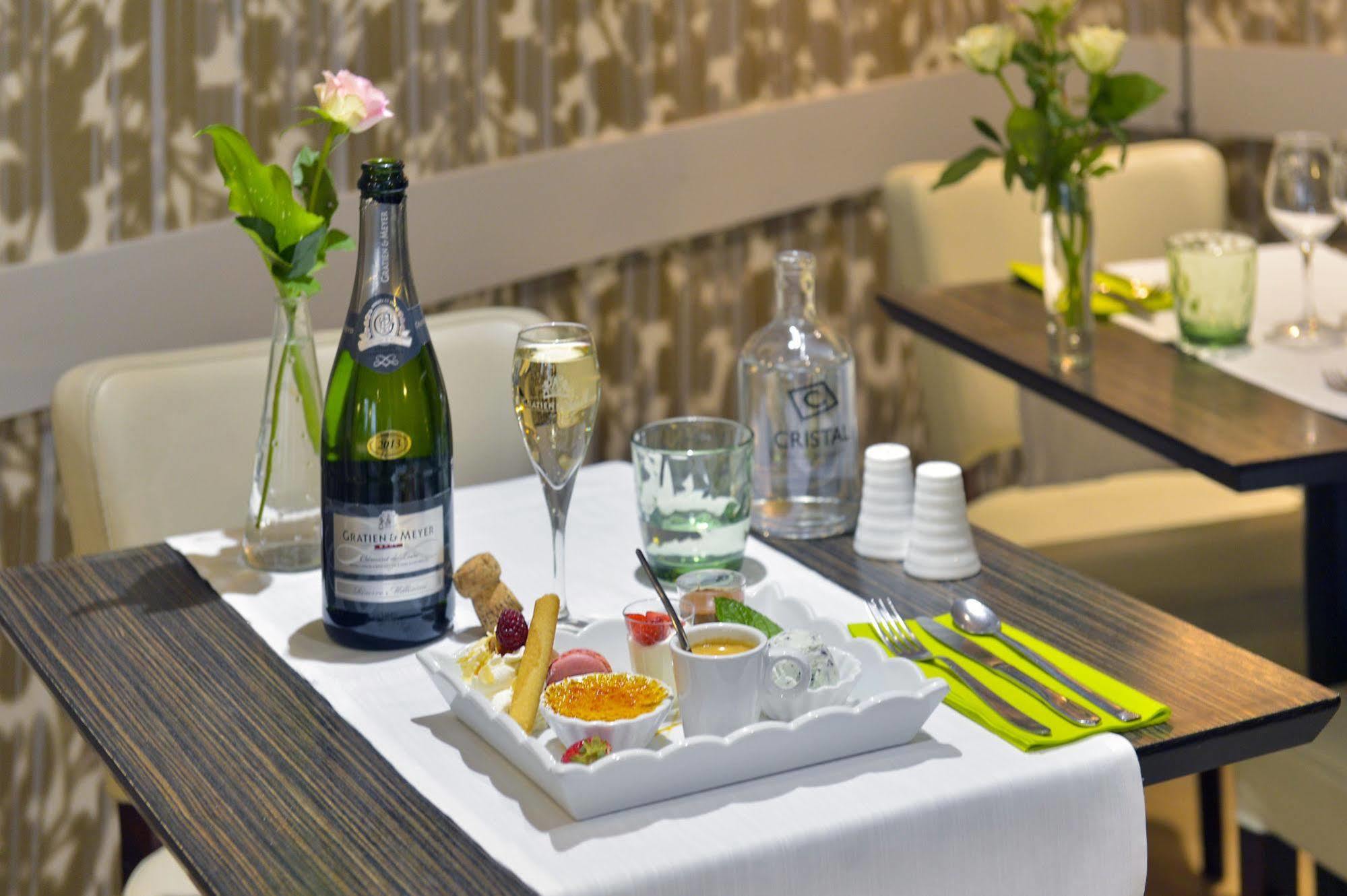 Cristal Hotel Restaurant - Logis Hotels Saumur Bagian luar foto