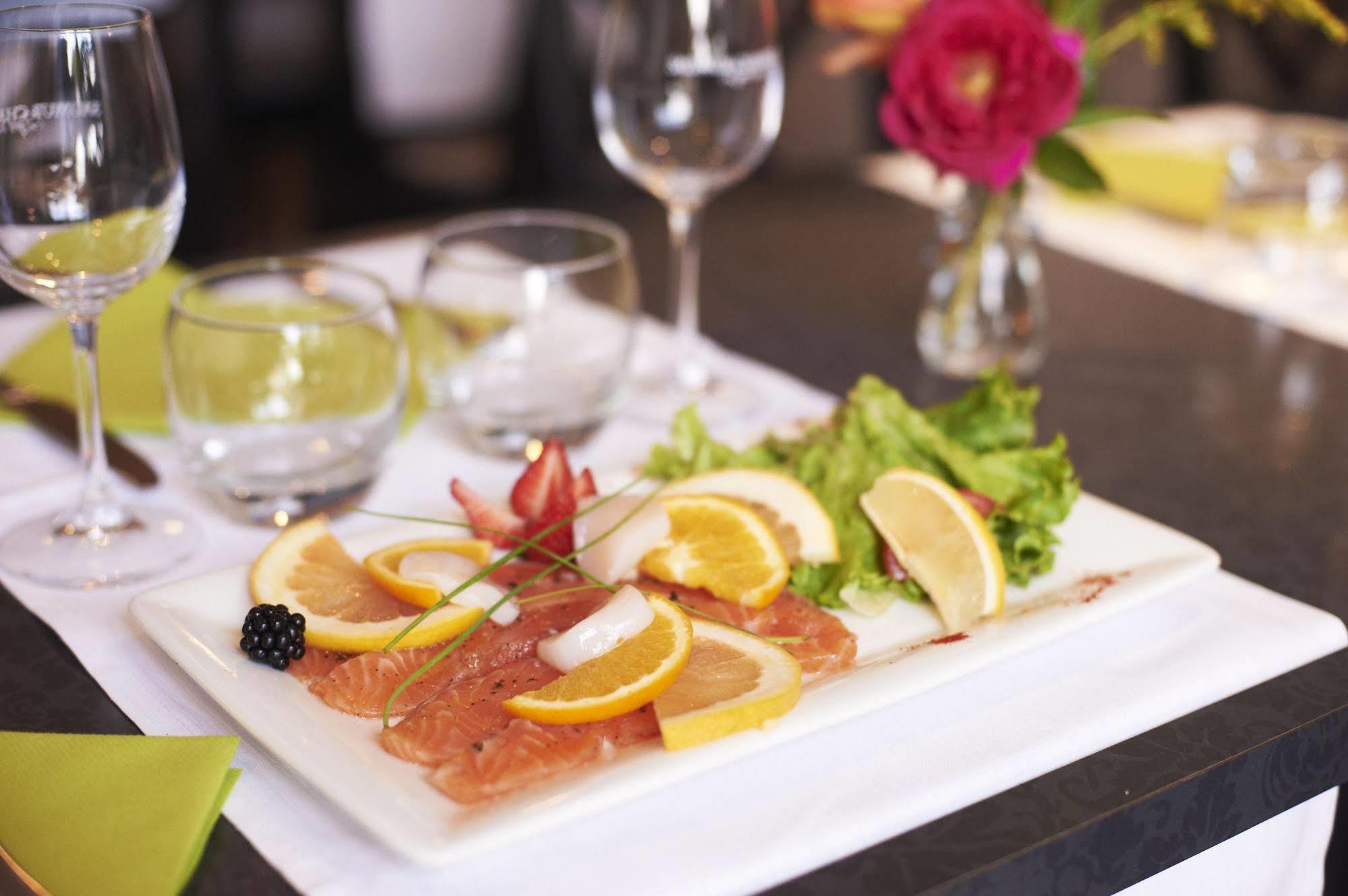 Cristal Hotel Restaurant - Logis Hotels Saumur Bagian luar foto