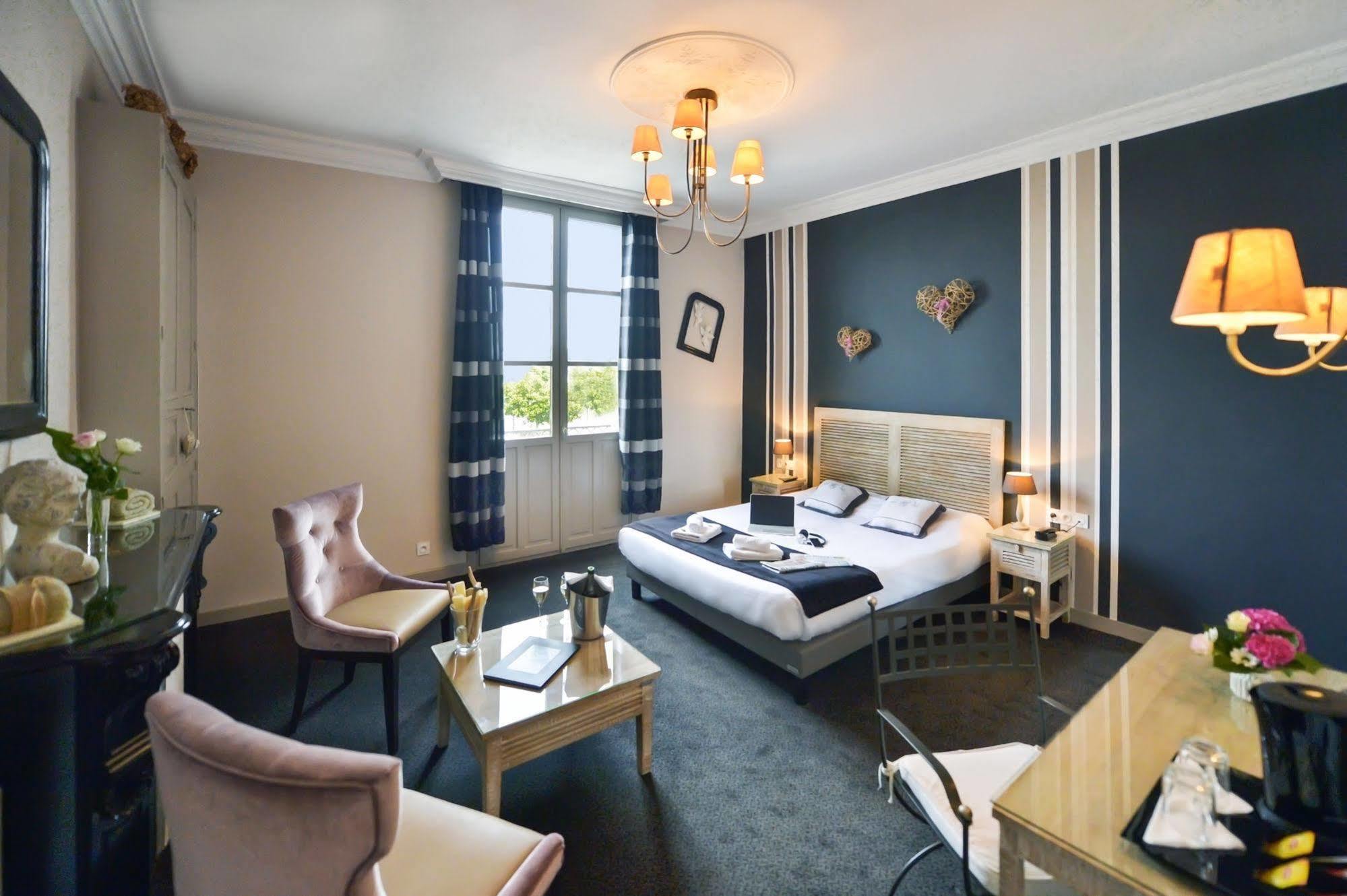Cristal Hotel Restaurant - Logis Hotels Saumur Bagian luar foto