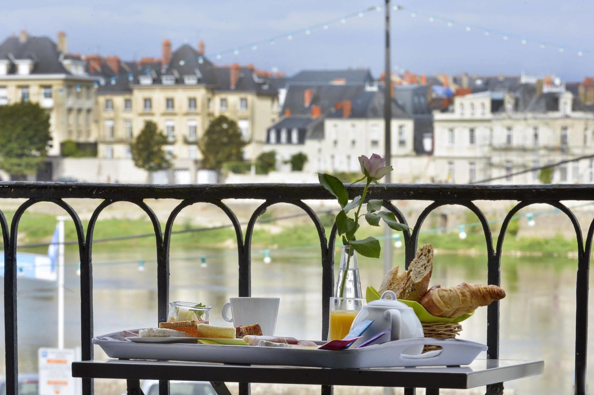 Cristal Hotel Restaurant - Logis Hotels Saumur Bagian luar foto
